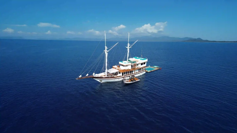 Exterior Kayra Phinisi | Sewa Kapal Kayra Phinisi Yacht | Indonesia Juara Trip